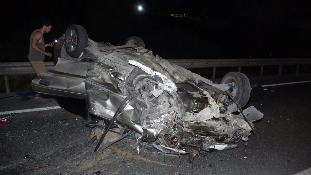 İzmir'de Trafik Kazası: Çift Hayatını Kaybetti, Bebek ve Diğer Sürücü Ağır Yaralı