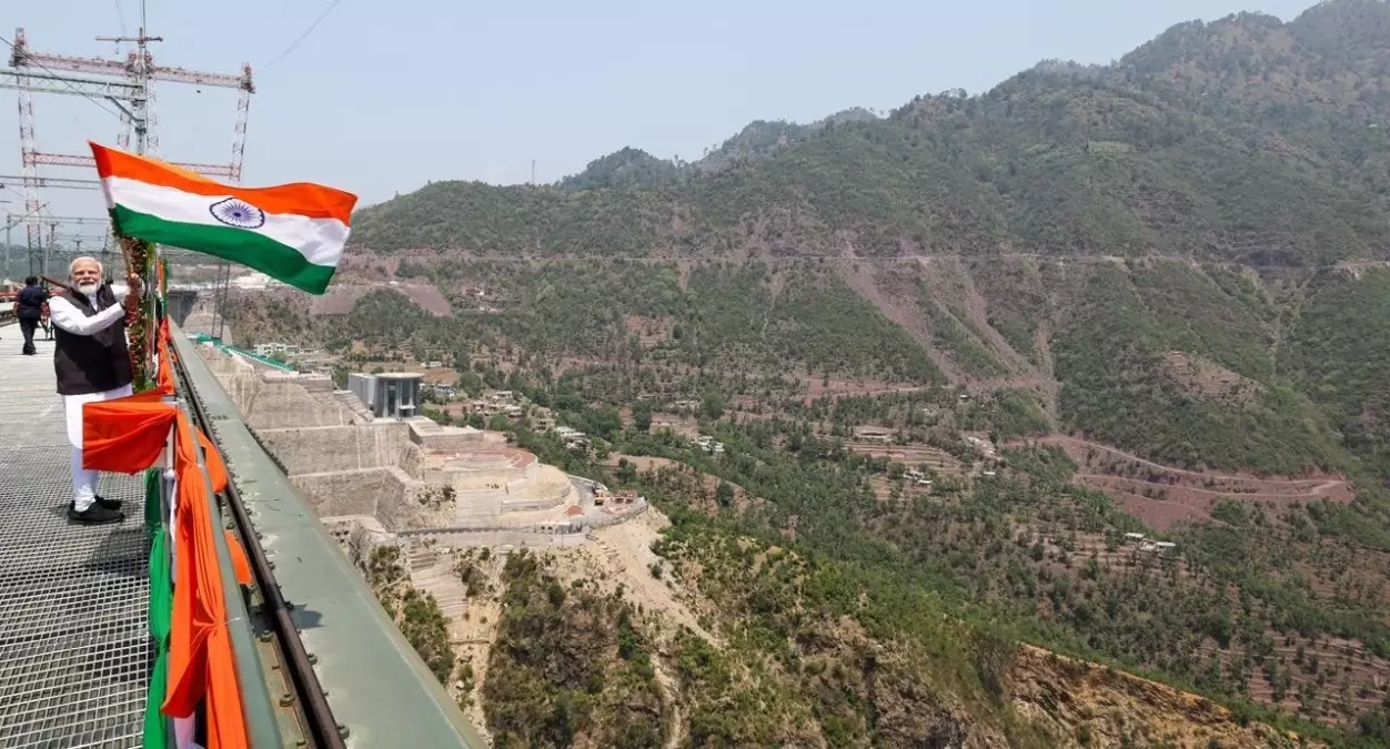 Hindistan Başbakanı Modi, Keşmir'de Dünyanın En Yüksek Demir Yolu Köprüsünü Açtı