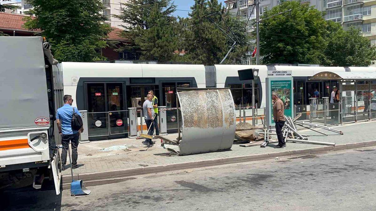 Eskişehir'de Otobüs Tramvay Durağına Daldı: 2 Yaralı