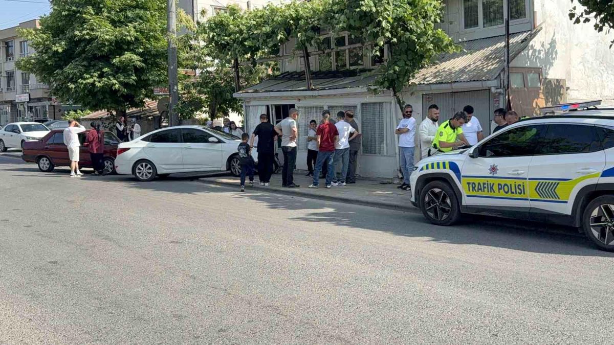 Düzce'de Otomobil Kazası: Evin Duvarına Çarptı