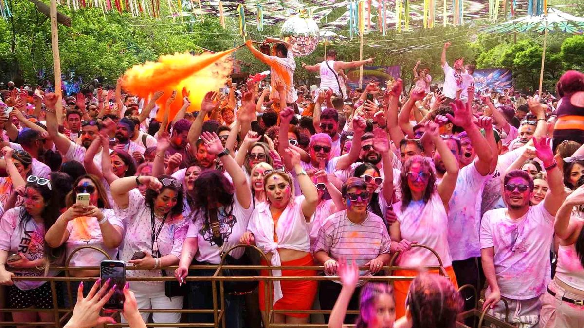 İranlı Turistler Van'da Boya ve Su Festivali'nde Eğlendi