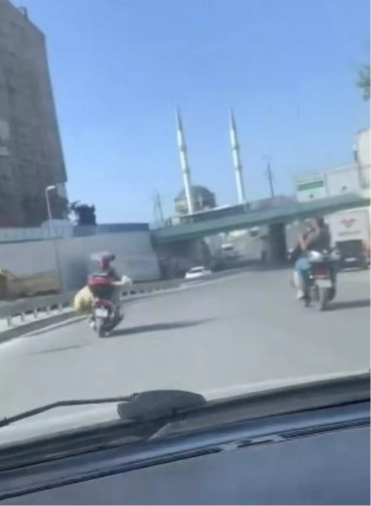 Kaçan Boğa ve Motosikletle Götürülen Koyun İlgi Odağı Oldu