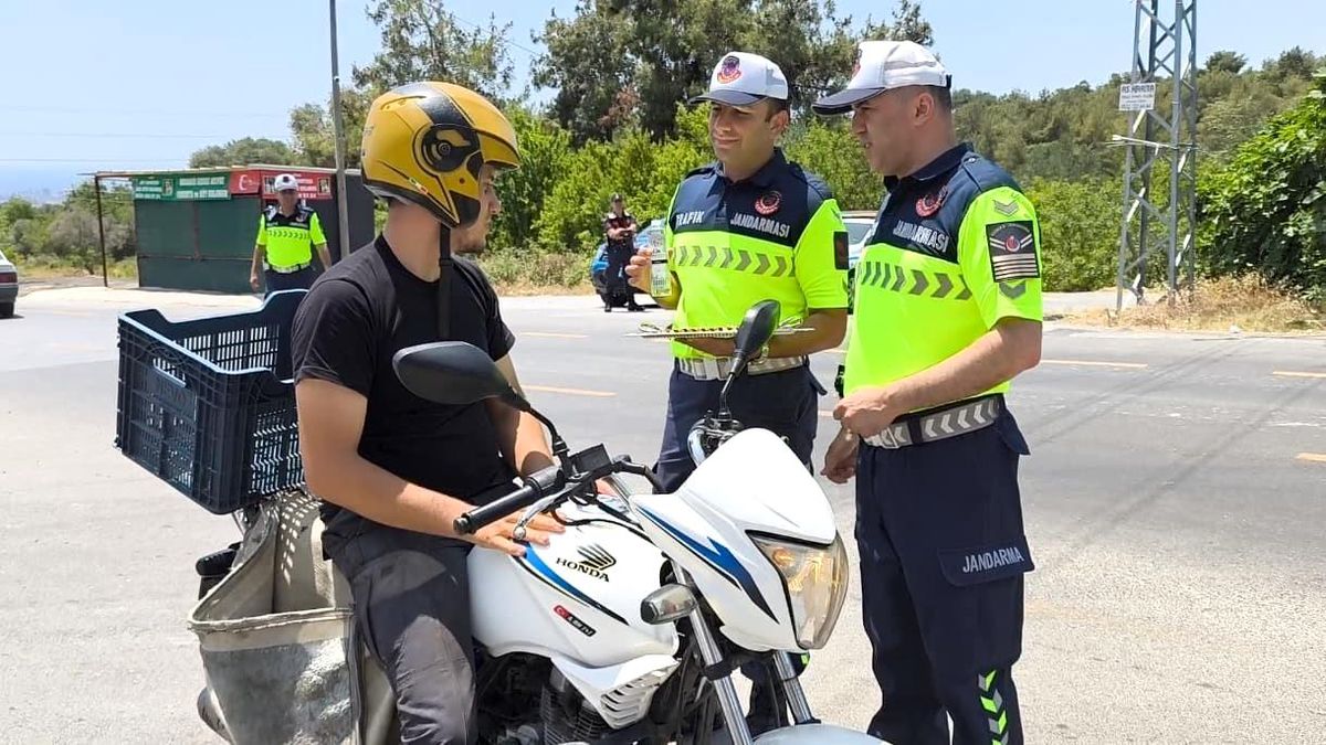 Mersin'de Jandarma Dronla Trafik Denetimi Yaparken Sürücülere Çikolata İkram Etti