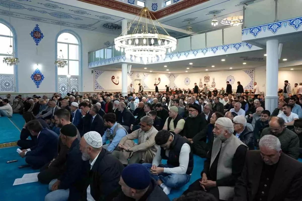 Köln'de Müslümanlar Kurban Bayramı Namazını Kıldı