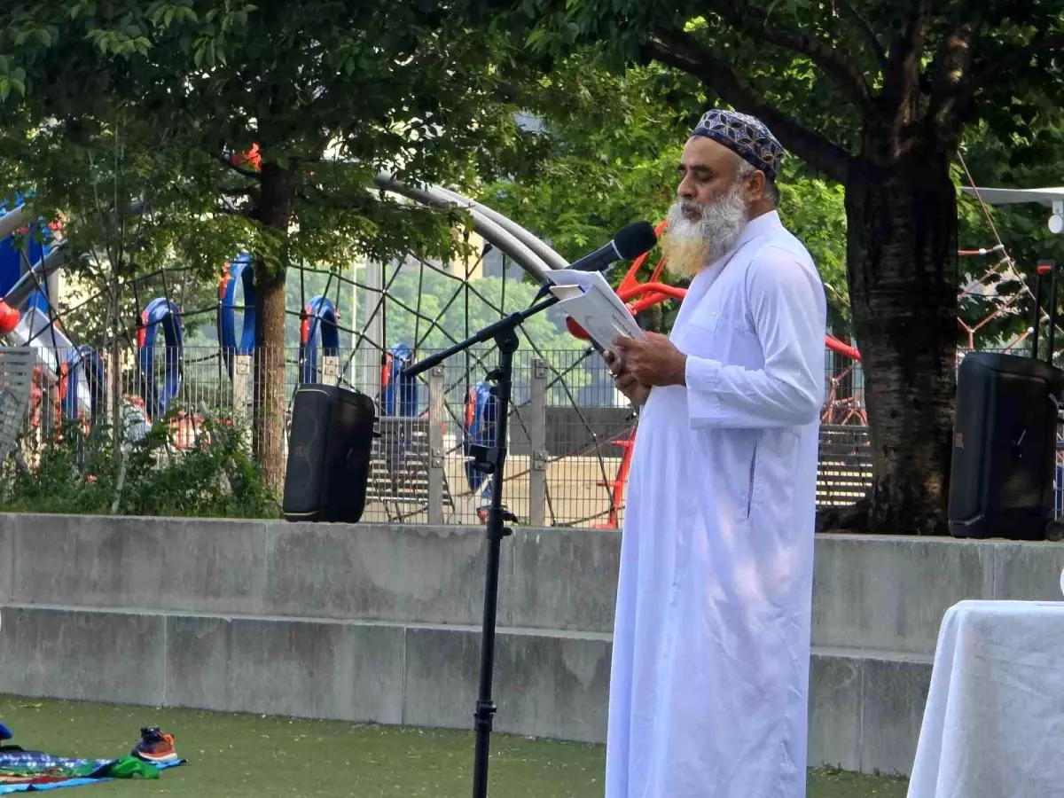 New York'ta Müslümanlar Sıcak Hava Nedeniyle Bayram Namazını Parkta Kıldılar