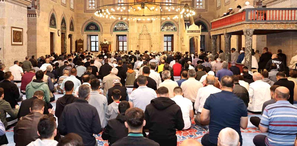 Amasya'da Sultan II. Bayezid Camii'nde Kurban Bayramı Yoğunluğu
