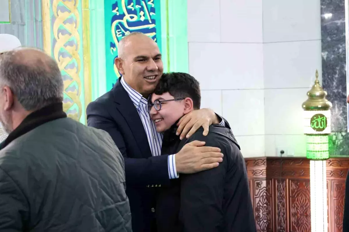 Ağrı Valisi Mustafa Koç, Kurban Bayramı Namazını Cemaate Kıldı