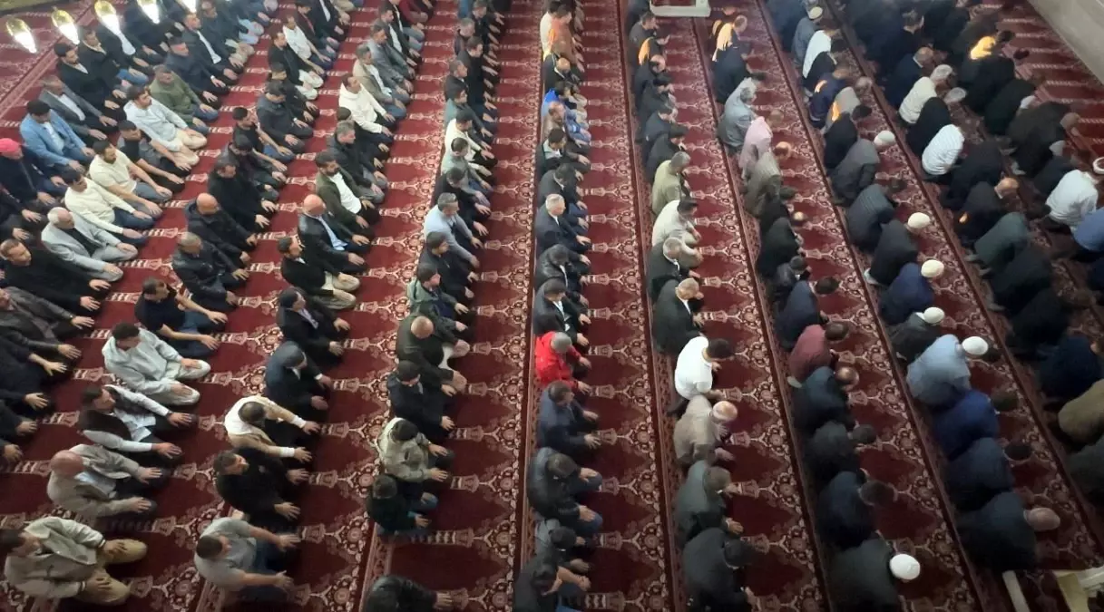Yüksekova'da Kurban Bayramı Namazı Coşkusu