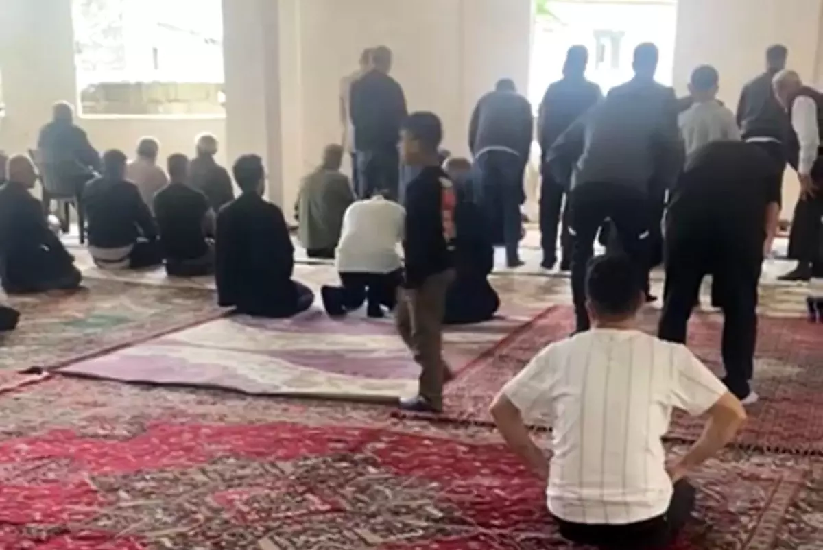 Yüksekova'da Mahalle Sakinleri Hz. Ömer Camii'nde İlk Bayram Namazını Kıldı