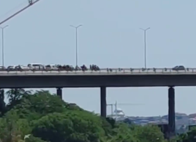 15 Temmuz Şehitler Köprüsü'nde ne oldu? SON DAKİKA 15 Temmuz Şehitler Köprüsü'nde trafik neden durduruldu? 15 Temmuz Şehitler Köprüsü'nde ne oldu? SON DAKİKA 15 Temmuz Şehitler Köprüsü'nde trafik neden durduruldu?