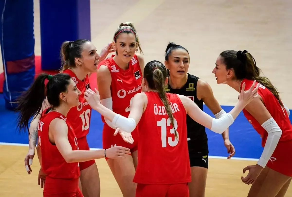 A Milli Kadın Voleybol Takımı, Polonya'yı 3-2 Yenerek 3'te 3 Yaptı