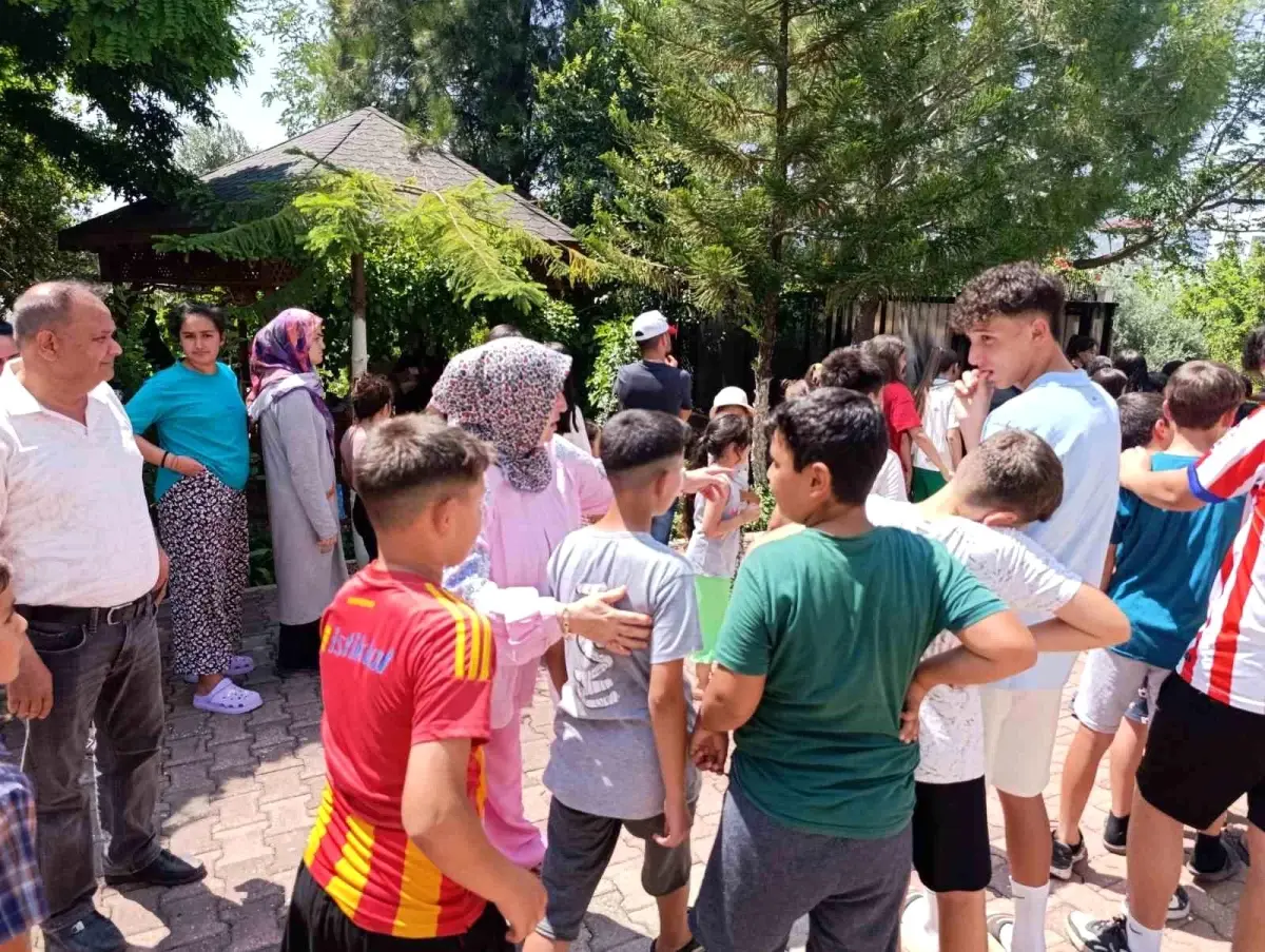 Baysal Ailesi'nden Bayram Geleneği: 20 Yıldır Çocuklara Harçlık Dağıtıyorlar