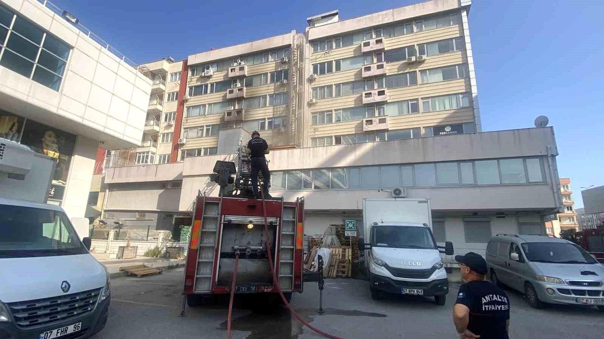 Antalya'da İş Merkezinde Klima Motorundan Yangın Çıktı