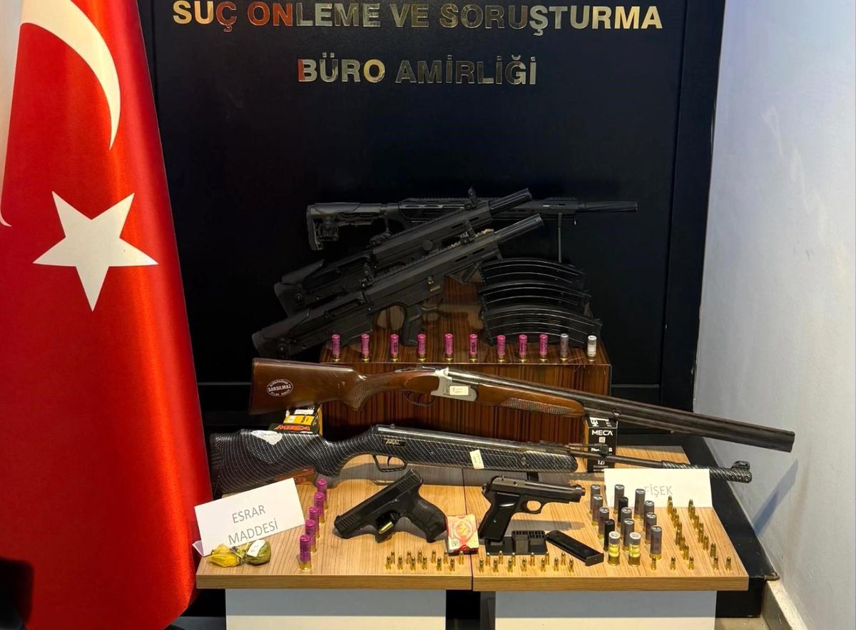 Antalya'da Eş Zamanlı Operasyonda Uyuşturucu ve Silah Ele Geçirildi