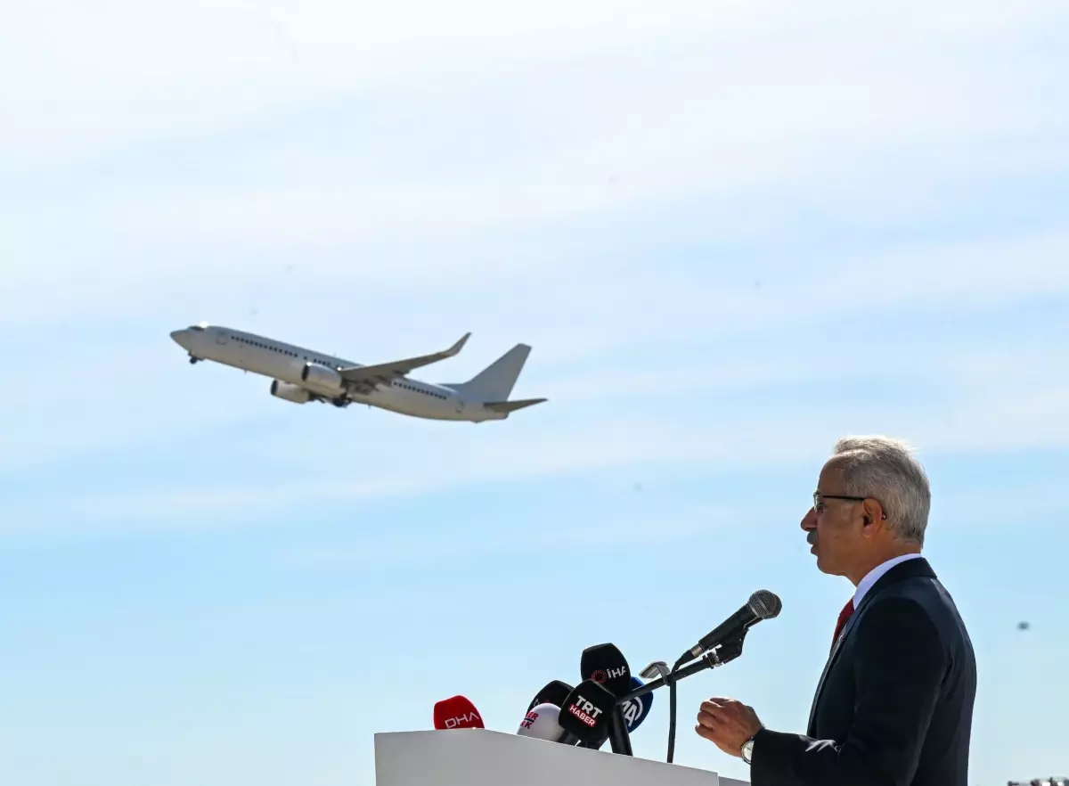 Bakan Uraloğlu: 5 ayda hava yolunu kullanan yolcu sayısı 85,5 milyona yaklaştı