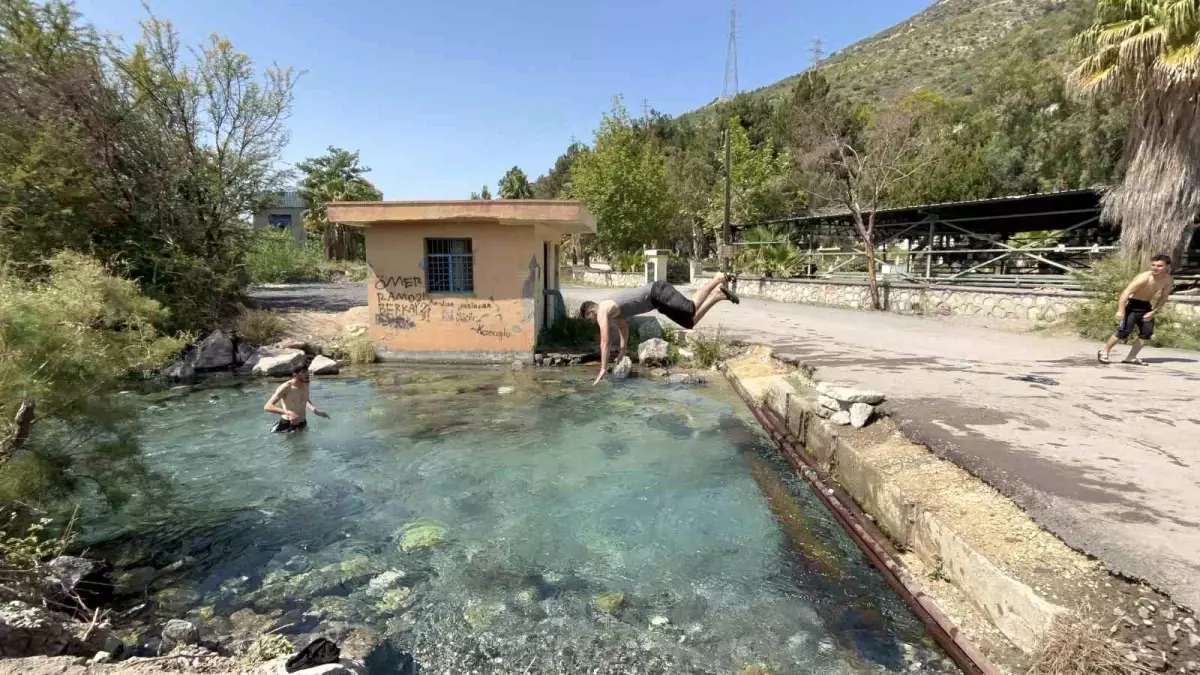 Hatay'da Sıcak Havalardan Kaçış: Doğal Kaynak Suyunda Serinleme Keyfi