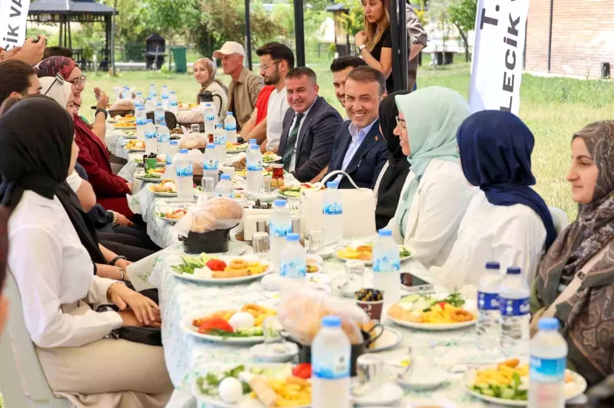 Bilecik Valisi Öğrencilerle Bayram Kahvaltısında Buluştu