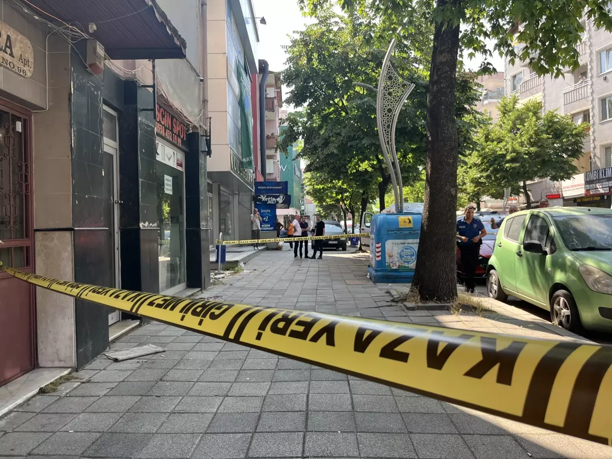 Cadde Ortasında Tabancayla Vurulan Adam Hayatını Kaybetti
