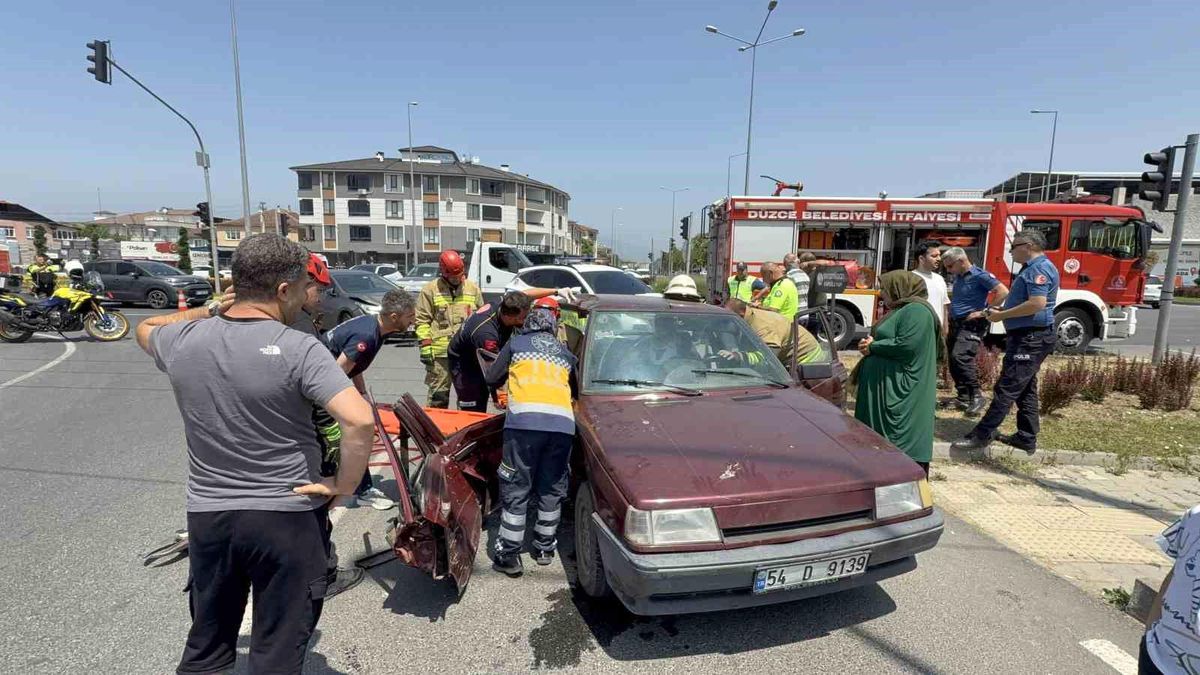 Düzce'de Kavşak Kazası: 3 Yaralı