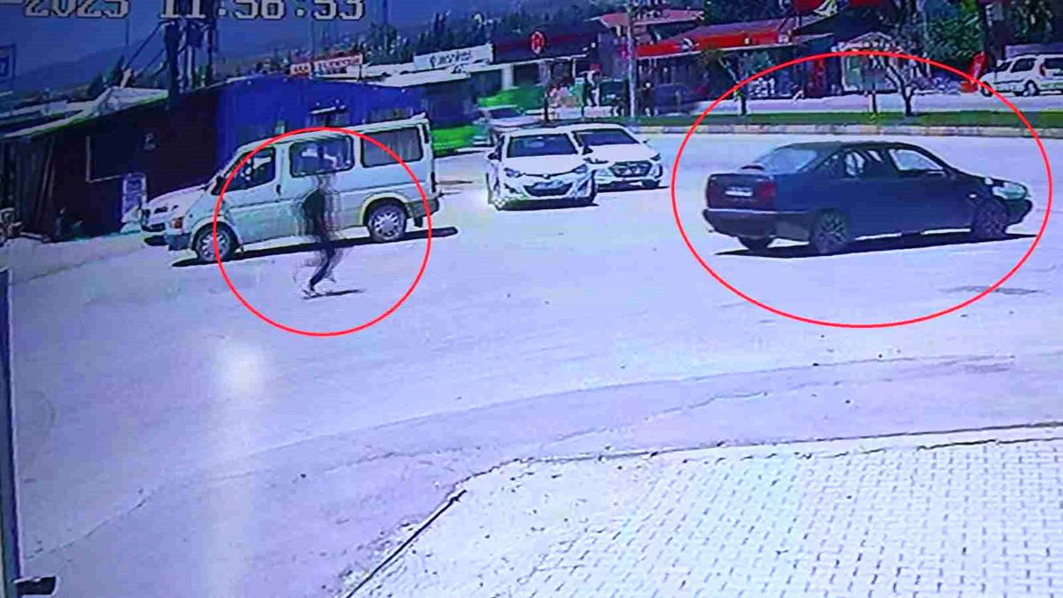 Hatay'da El Freni Unutulan Otomobil Halk Otobüsüyle Çarpıştı
