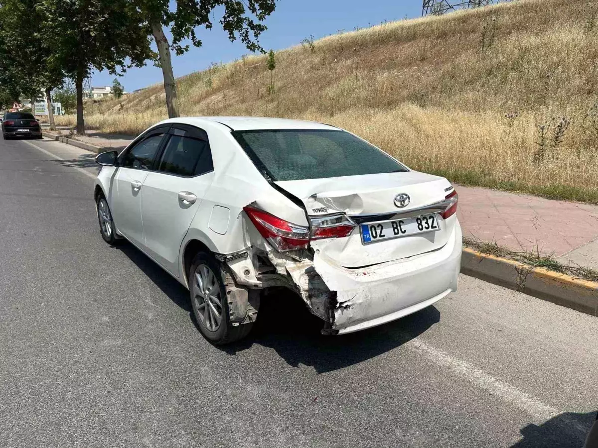 Adıyaman'da Hafif Ticari Araç ile Otomobil Çarpıştı