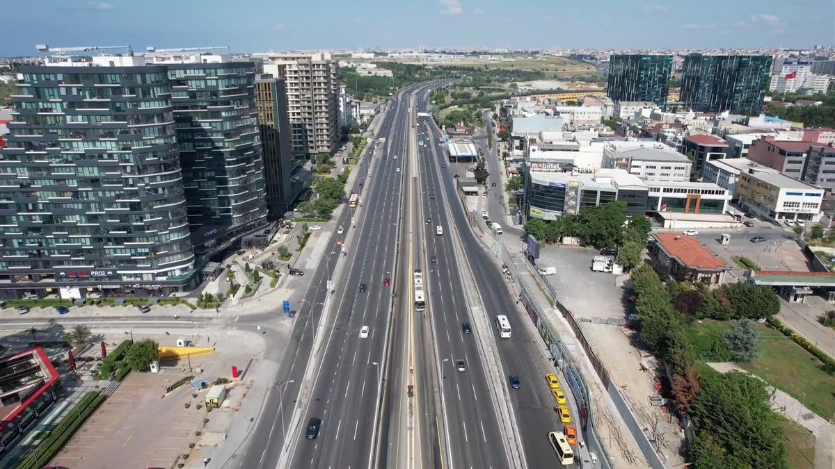 İstanbul'da Bayramın İkinci Günü Yollar Boş Kaldı