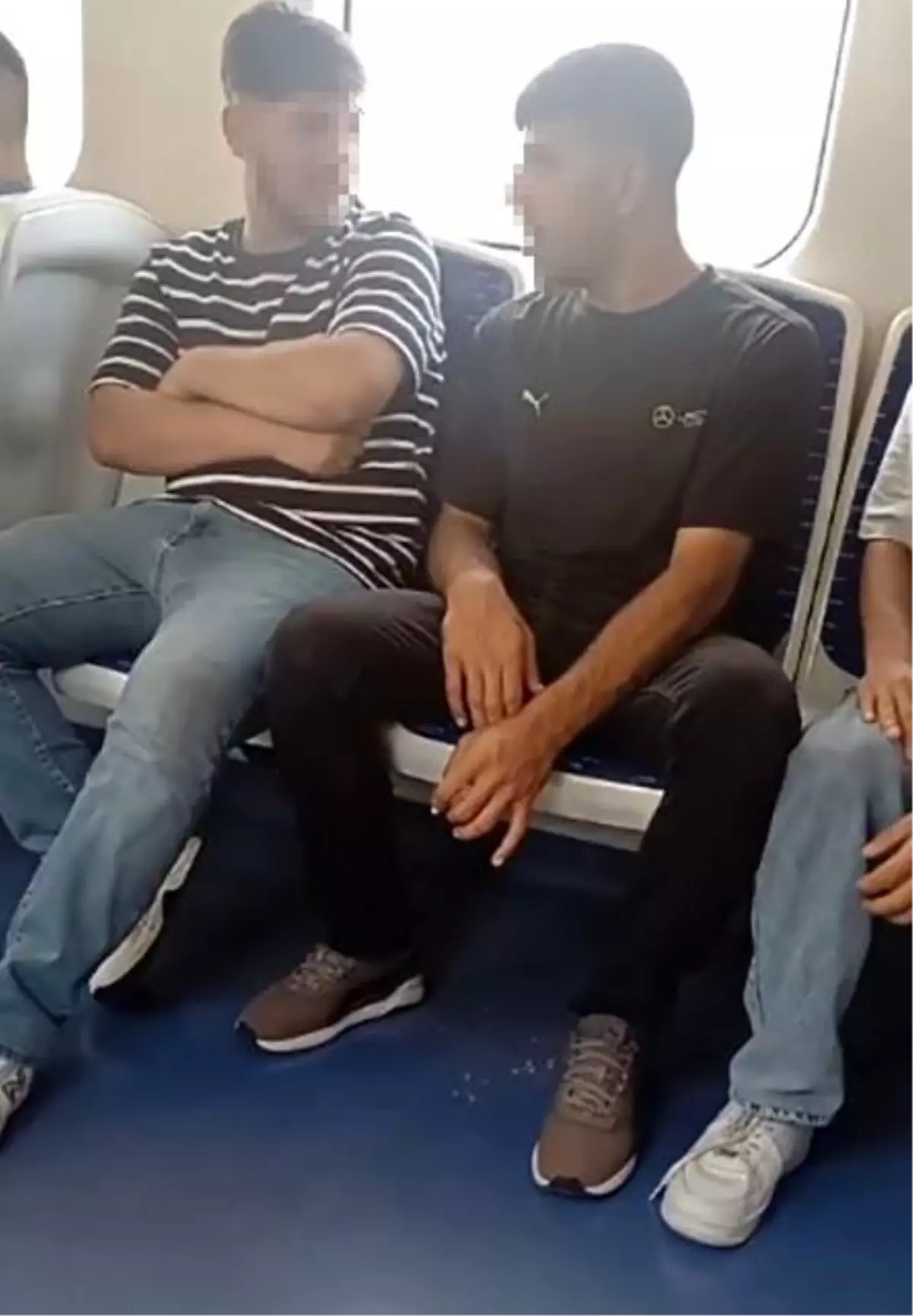 İZBAN'da Sigara İçen Yolcu Tepki Topladı