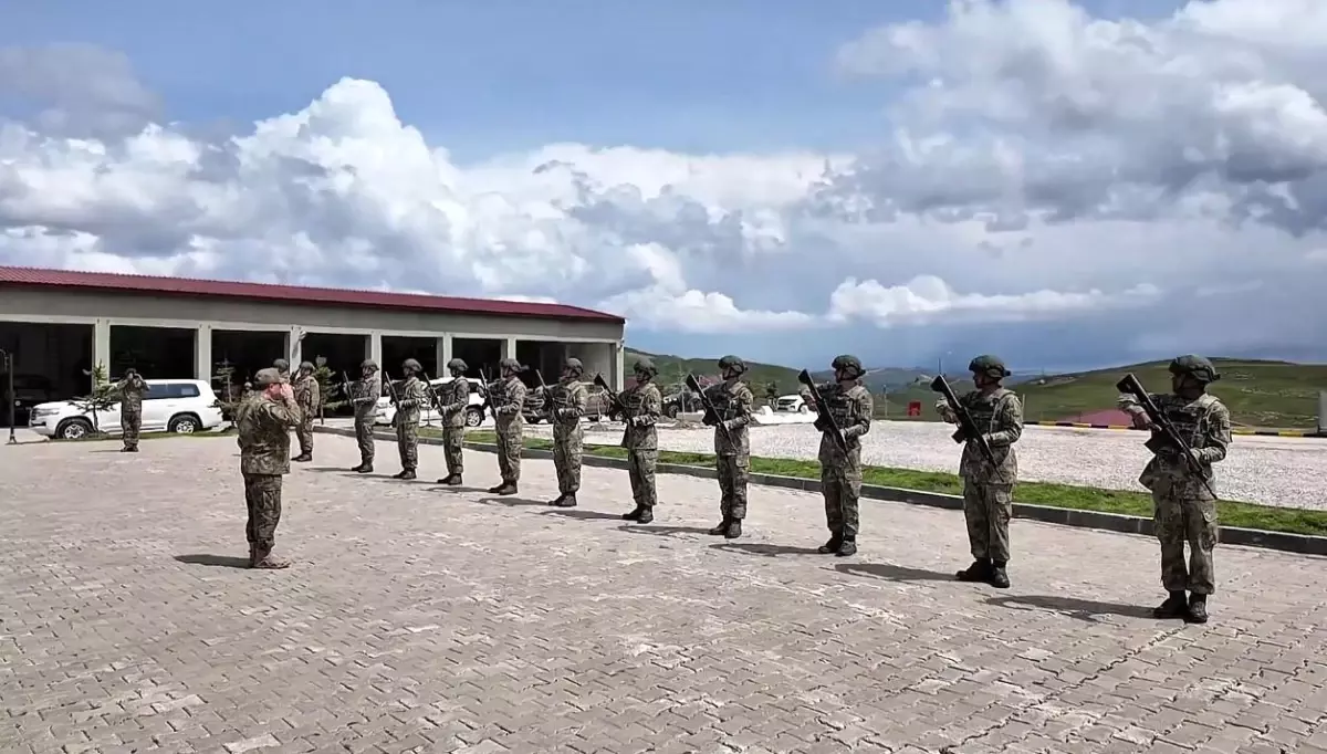 Kara Kuvvetleri Komutanı Bayraktaroğlu, Iğdır'da Mehmetçikle Buluştu