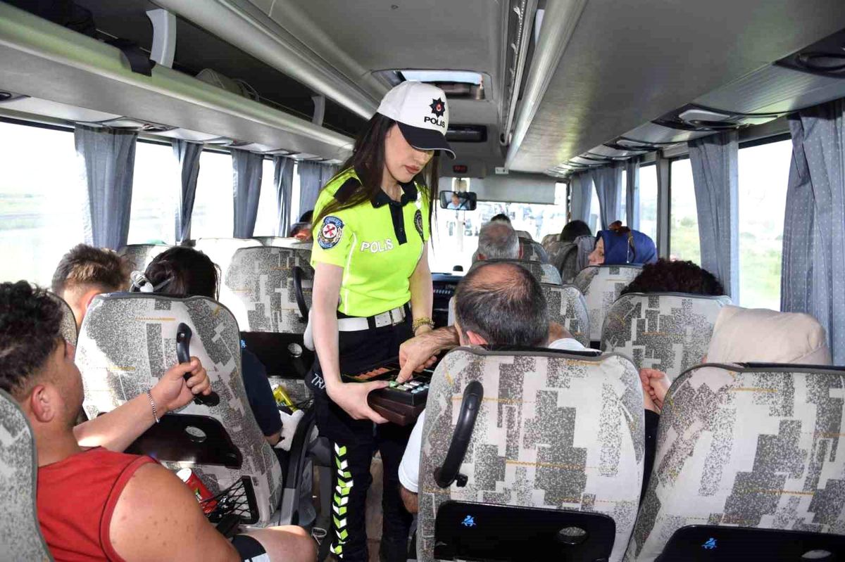 Kars'ta Otobüs Denetimleri Bayram Şekerleri ile Renklendi