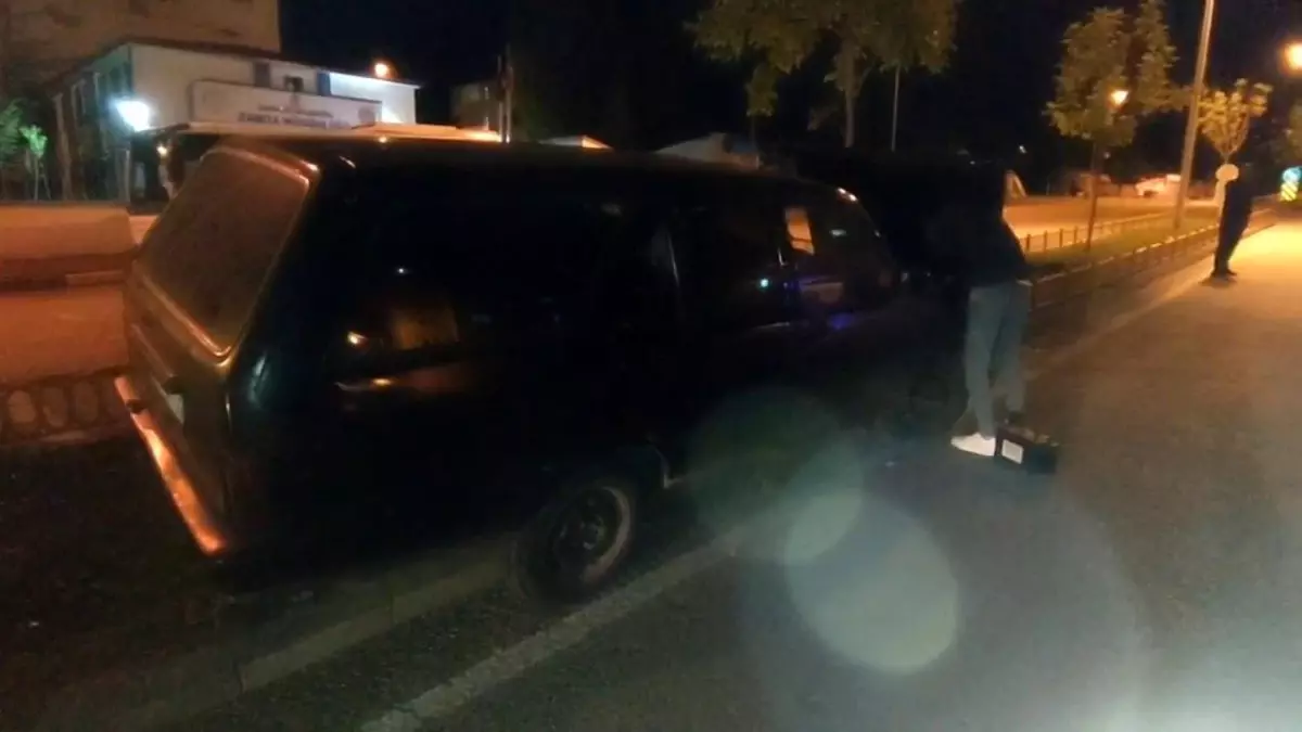 Erzurum'da Direksiyon Hakimiyeti Kaybeden Araç Refüje Çıktı