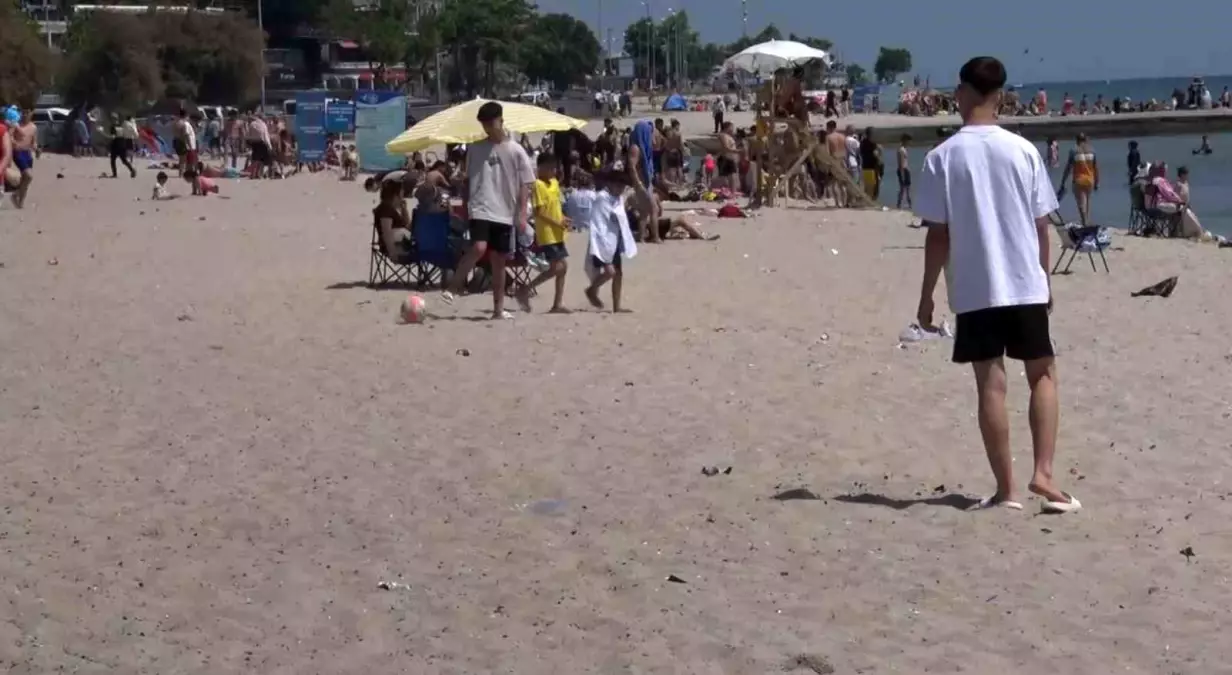 Bayramda Sıcaktan Bunalanlar Menekşe Sahiline Akın Etti