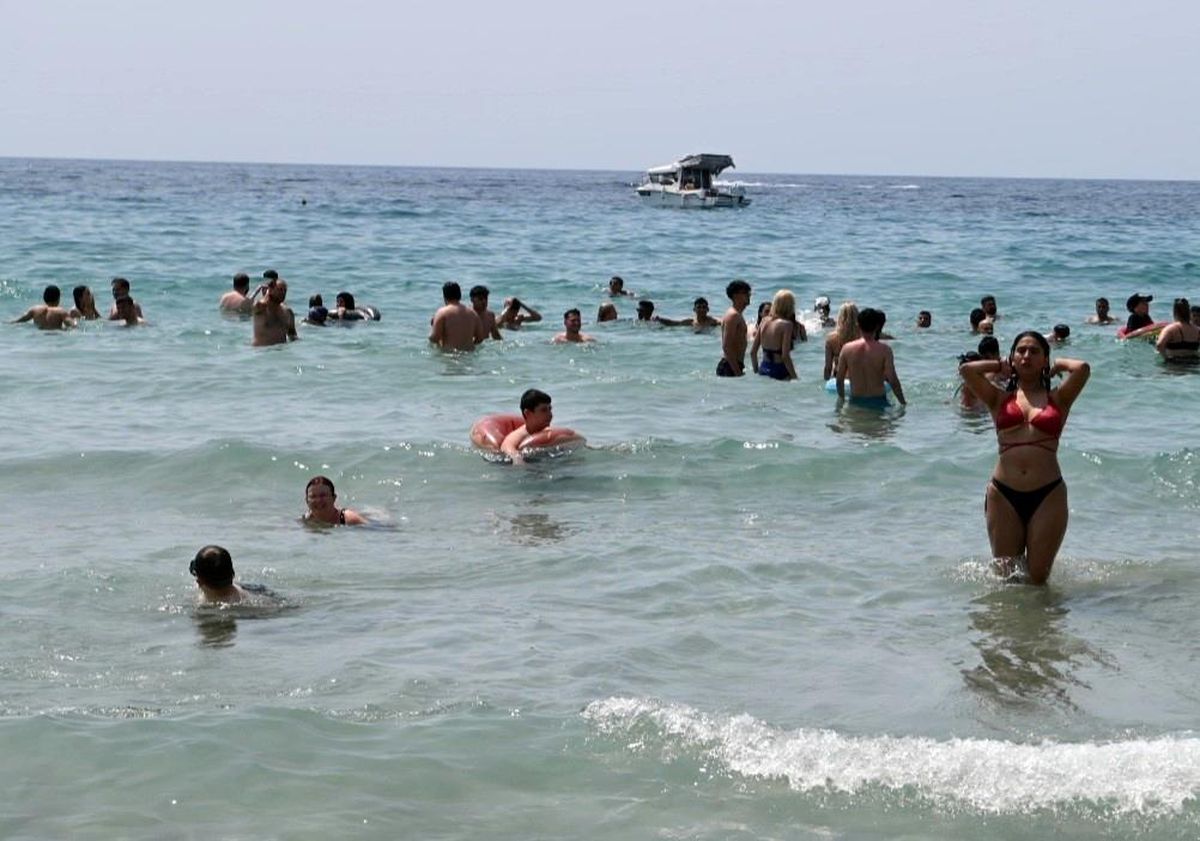 Kuşadası'nda Kurban Bayramı Rüzgarı: Kadınlar Denizi Plajı Dolu