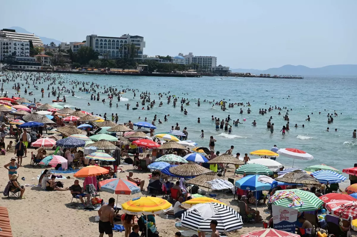 Kuşadası Plajları Kurban Bayramı'nda Dolup Taştı