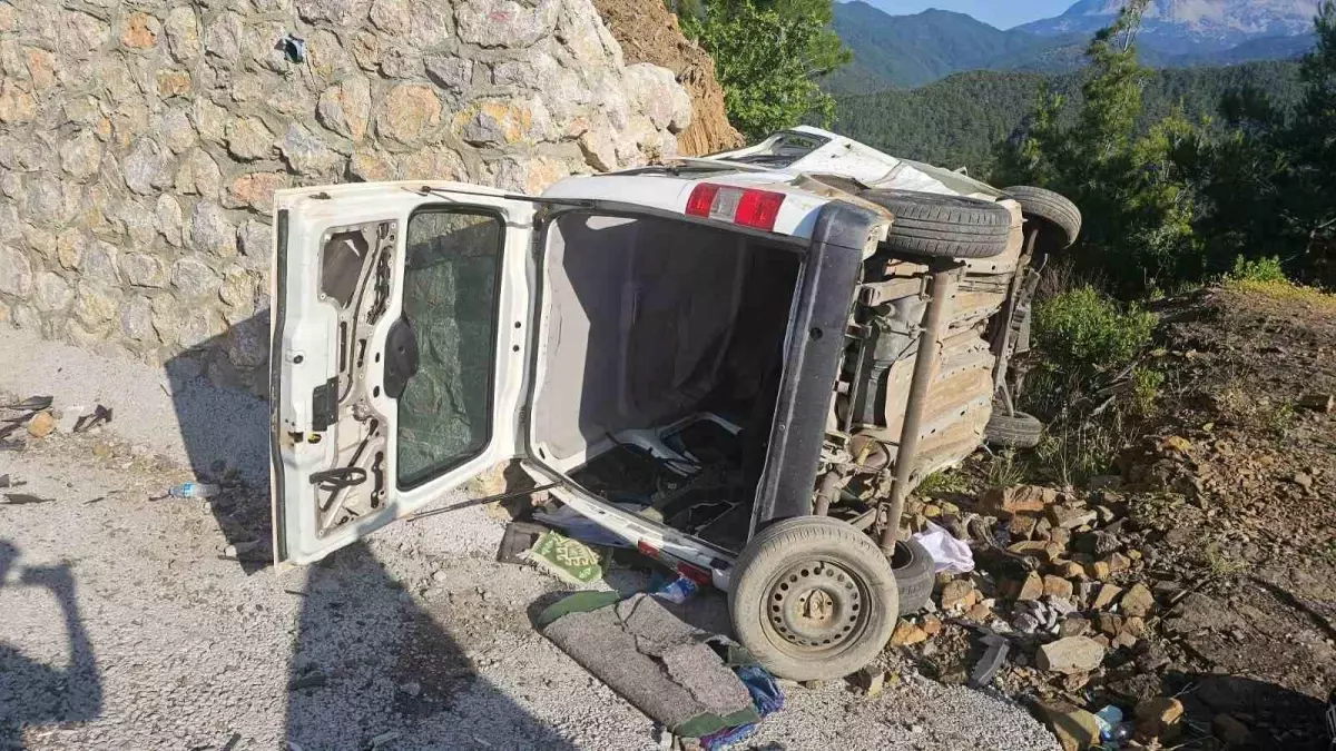 Antalya'da Hafif Ticari Araç Devrildi: Sürücü Ağır Yaralı