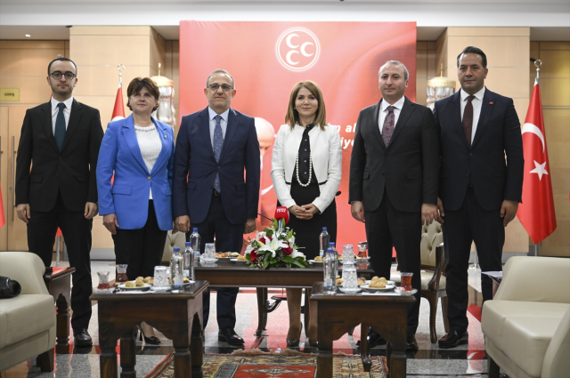 MHP-DEM Parti bayramlaşmasına damga vuran 'çay' şakası MHP-DEM Parti bayramlaşmasına damga vuran 'çay' şakası