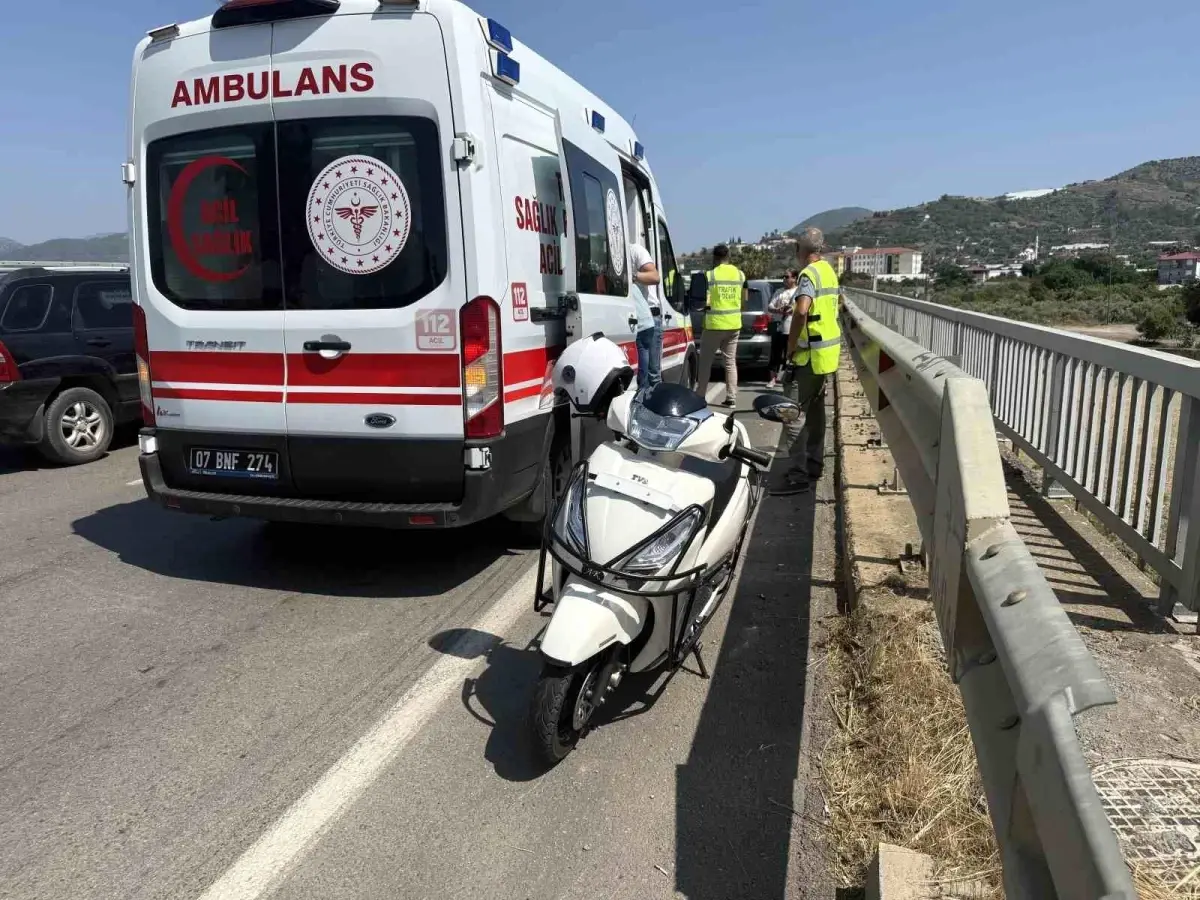 Gazipaşa'da Otomobil ve Motosiklet Çarpıştı: 1 Yaralı
