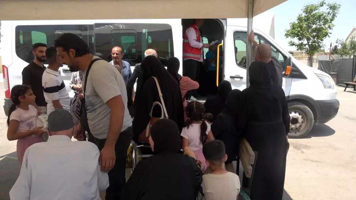 Suriyeli sığınmacıların geri dönüş yolculuğu bayramın ikinci gününde de sürüyor