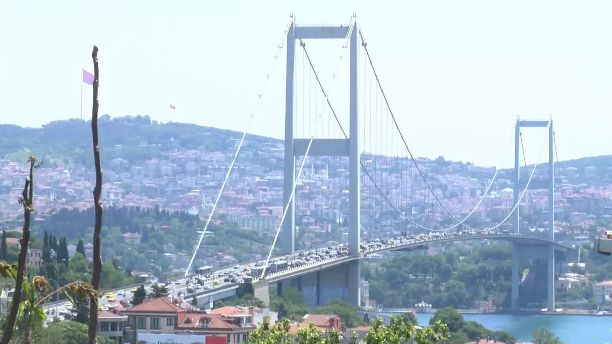 15 Temmuz Şehitler Köprüsü'nde intihar girişiminde bulunan kişi polis tarafından ikna edildi