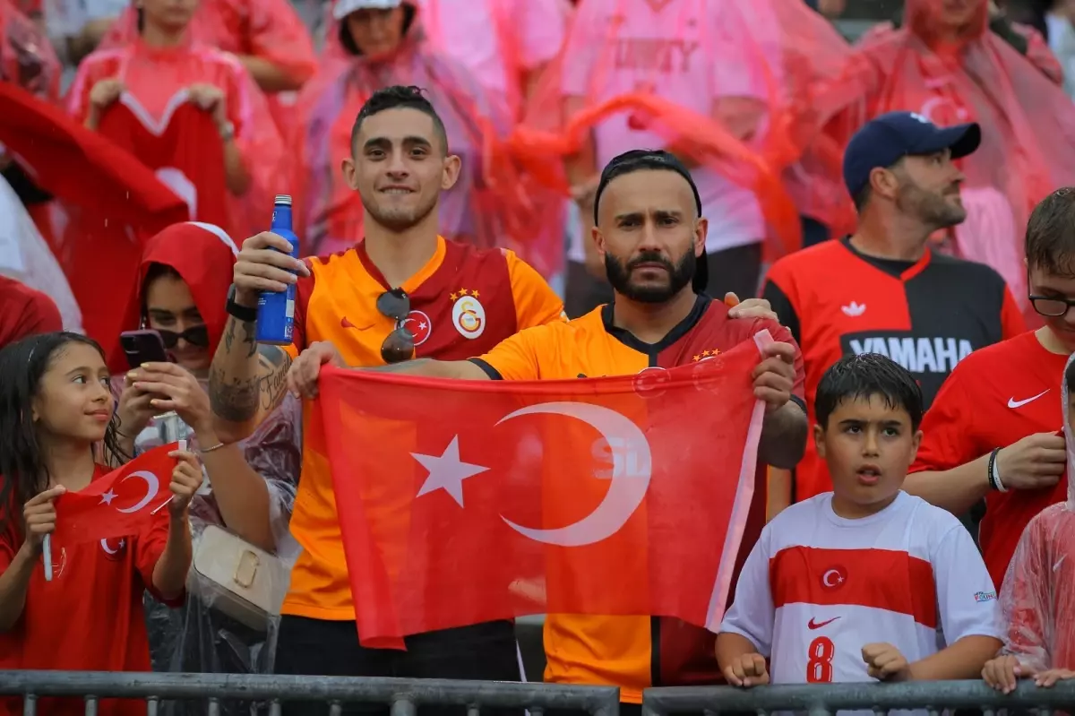 A Milli Futbol Takımı'na ABD hazırlık maçında büyük destek