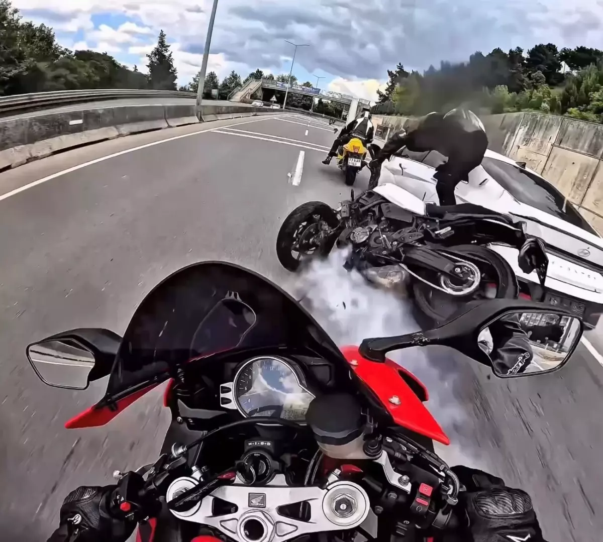 Gölcük'te Motosiklet ve Otomobil Kazası Kamerada