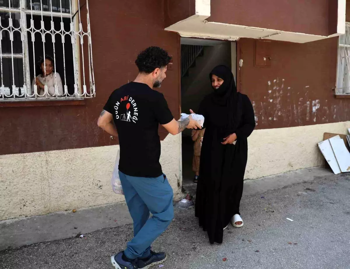 Adana'da İhtiyaç Sahibi Ailelere Kurban Eti Dağıtımı