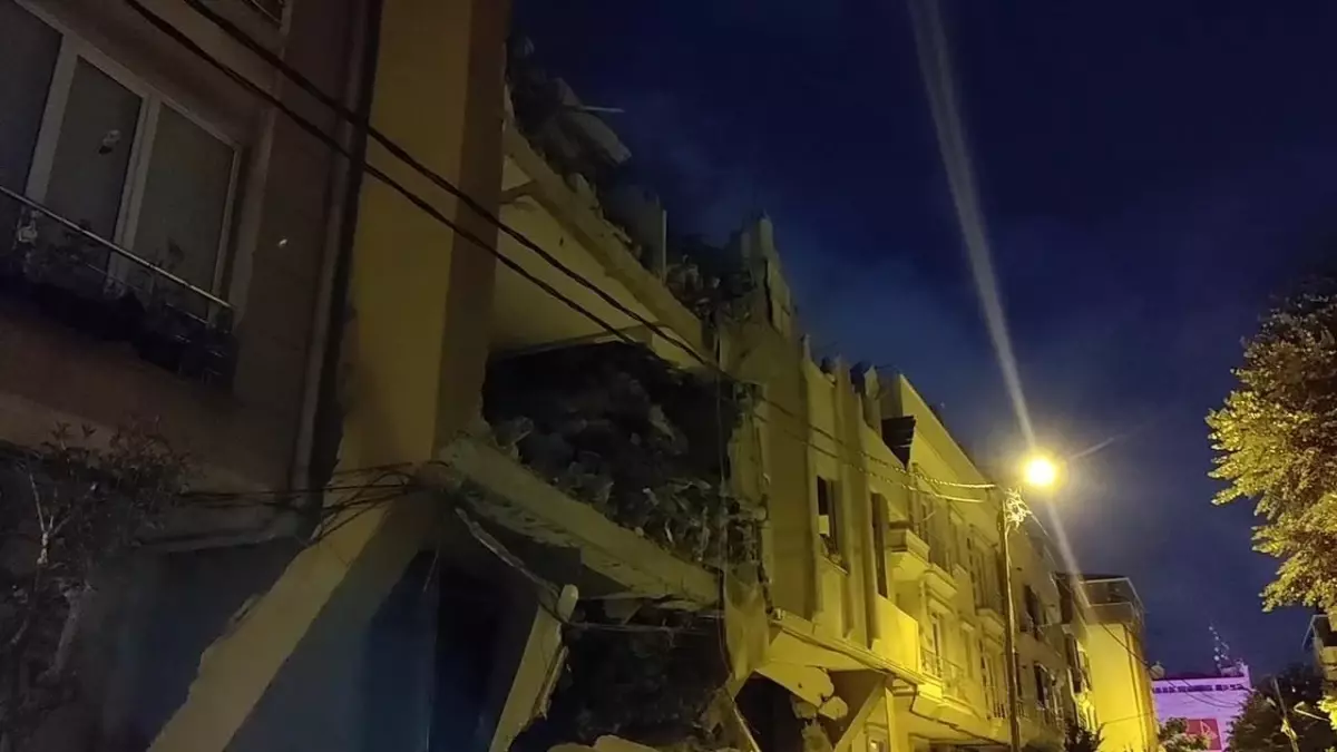 Avcılar'da 6 katlı binada kısmi çökme! Çevre apartmanlar tahliye edildi