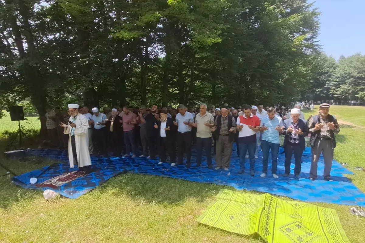 Bilecik'te asırlık gelenek sürdü: Yağmur ve şükür duasına onlarca kişi katıldı