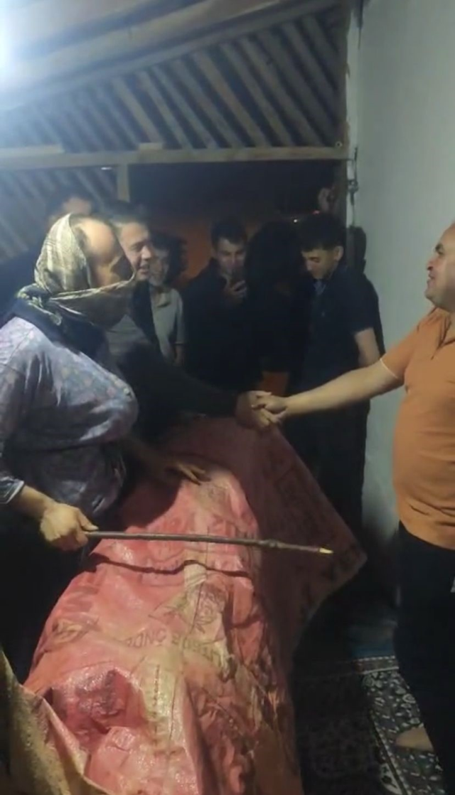 100-Year-Old Holiday Tradition in Bolu: They Go Door to Door in Camel Costumes