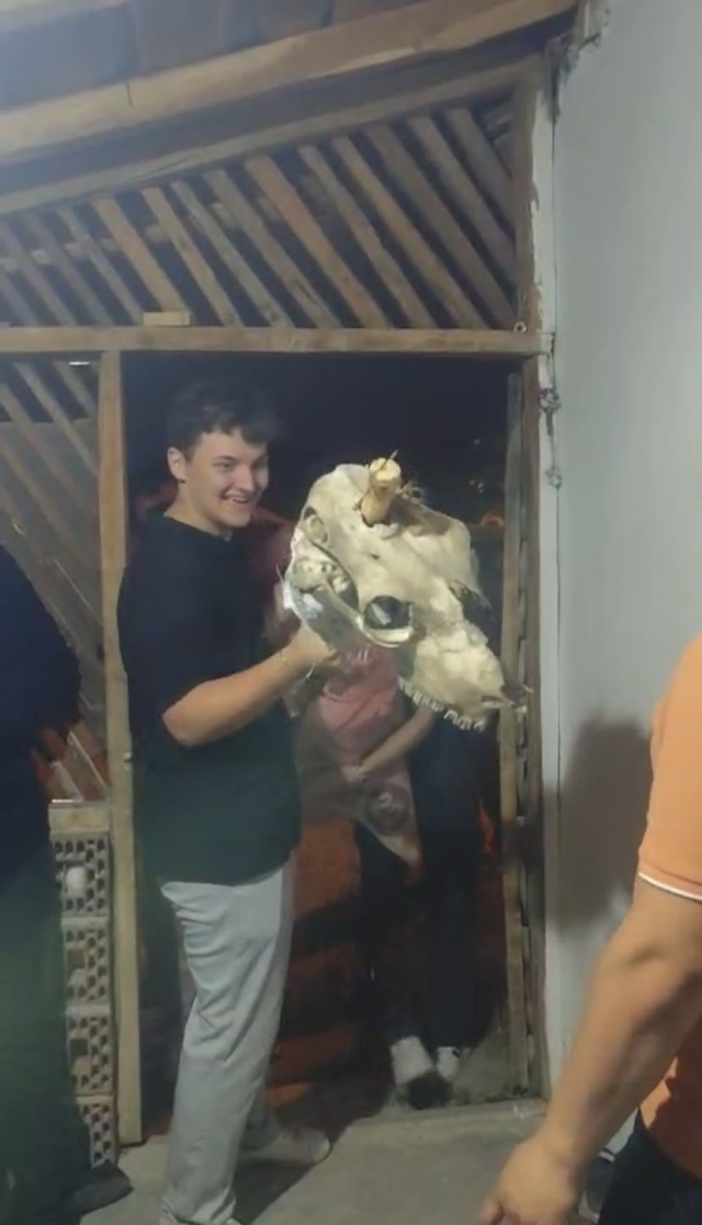 100-Year-Old Holiday Tradition in Bolu: They Go Door to Door in Camel Costumes