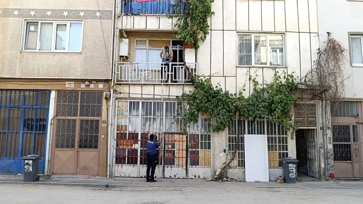 İnegöl'de Balkondan Düşen 2 Yaşındaki Çocuk Ağır Yaralandı