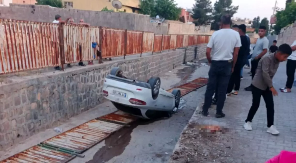 Ceylanpınar'da Park Halindeki Araç Tahliye Kanalına Devrildi