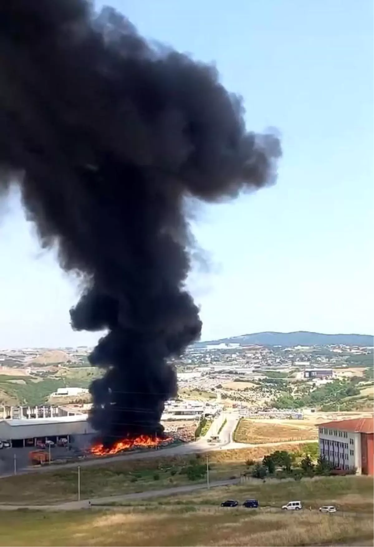 Kocaeli'de Çöp Ayrıştırma Tesisinde Yangın Kontrol Altına Alındı