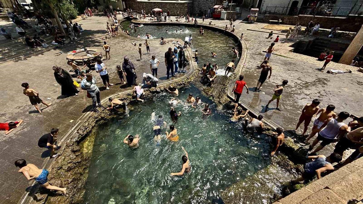 Diyarbakır'da Aileler Sıcak Hava Kaçış Noktasını Buldu: Süs Havuzları