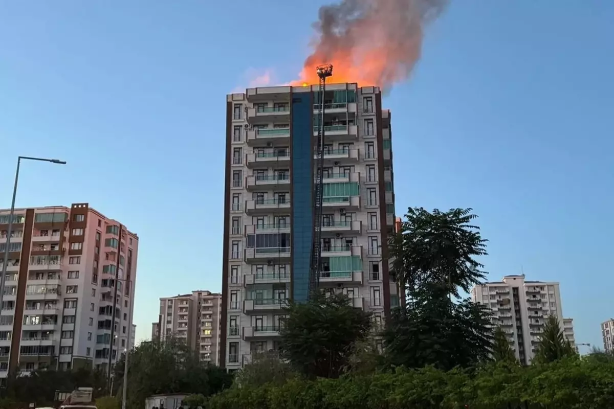 Diyarbakır'daki yangın faciası soruşturmasında gözaltına alınan 5 kişiden 2'si tutuklandı